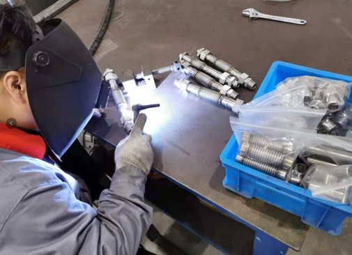Oil pipeline welding assembly